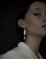 BRAUT OHRRINGE - SCULPTURAL PEARL STATEMENT