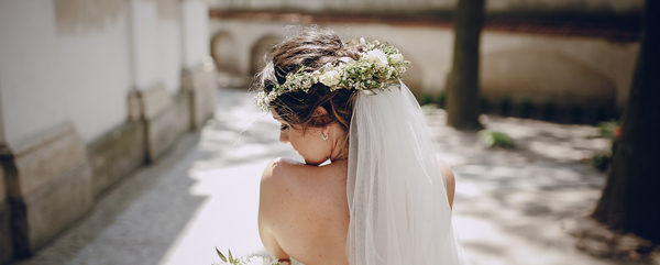 Floraler Haarschmuck für die Braut: Natürlich schön & vielseitig tragbar